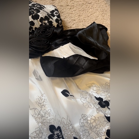 Super cute floral black/white/silver prom or grad dress - Picture 4 of 6